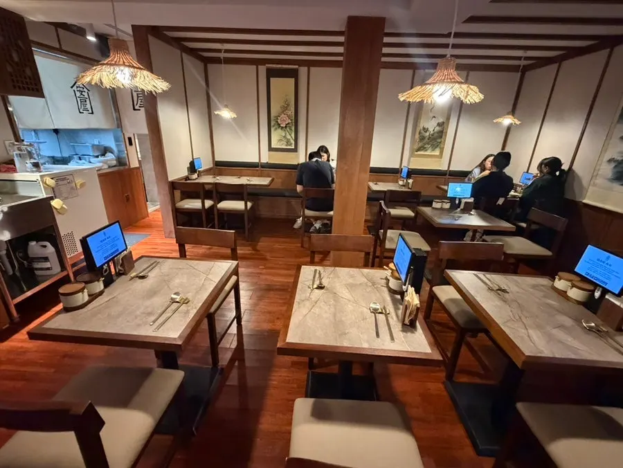 Toàn cảnh khu vực ngồi trong nhà của Anok