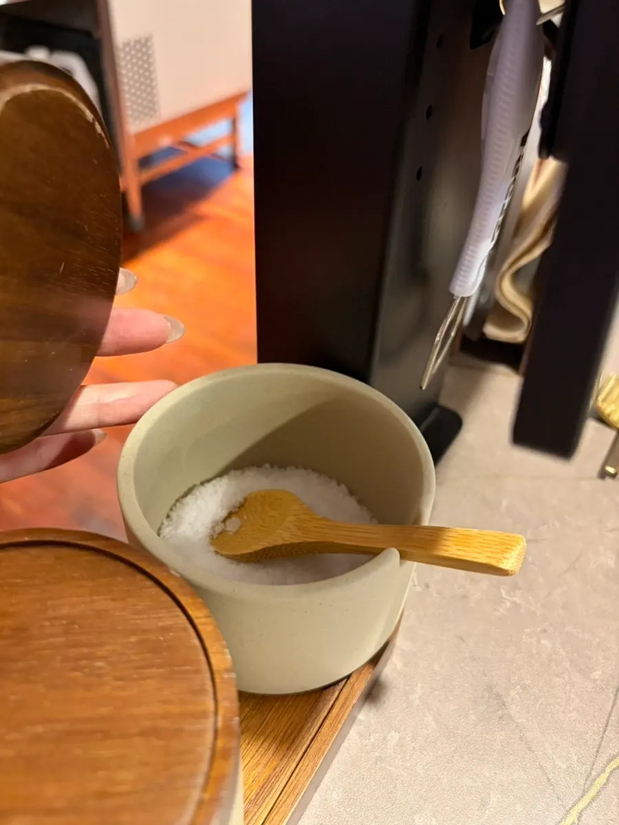 Muối và tiêu đặt trên bàn