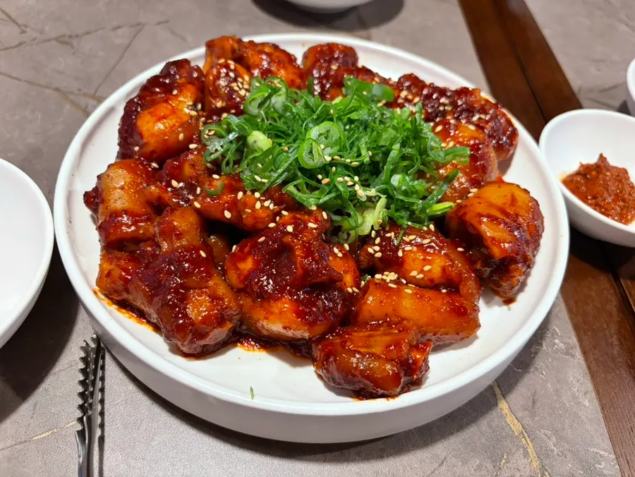 Bàn ăn với kim chi ăn kèm ở Anok