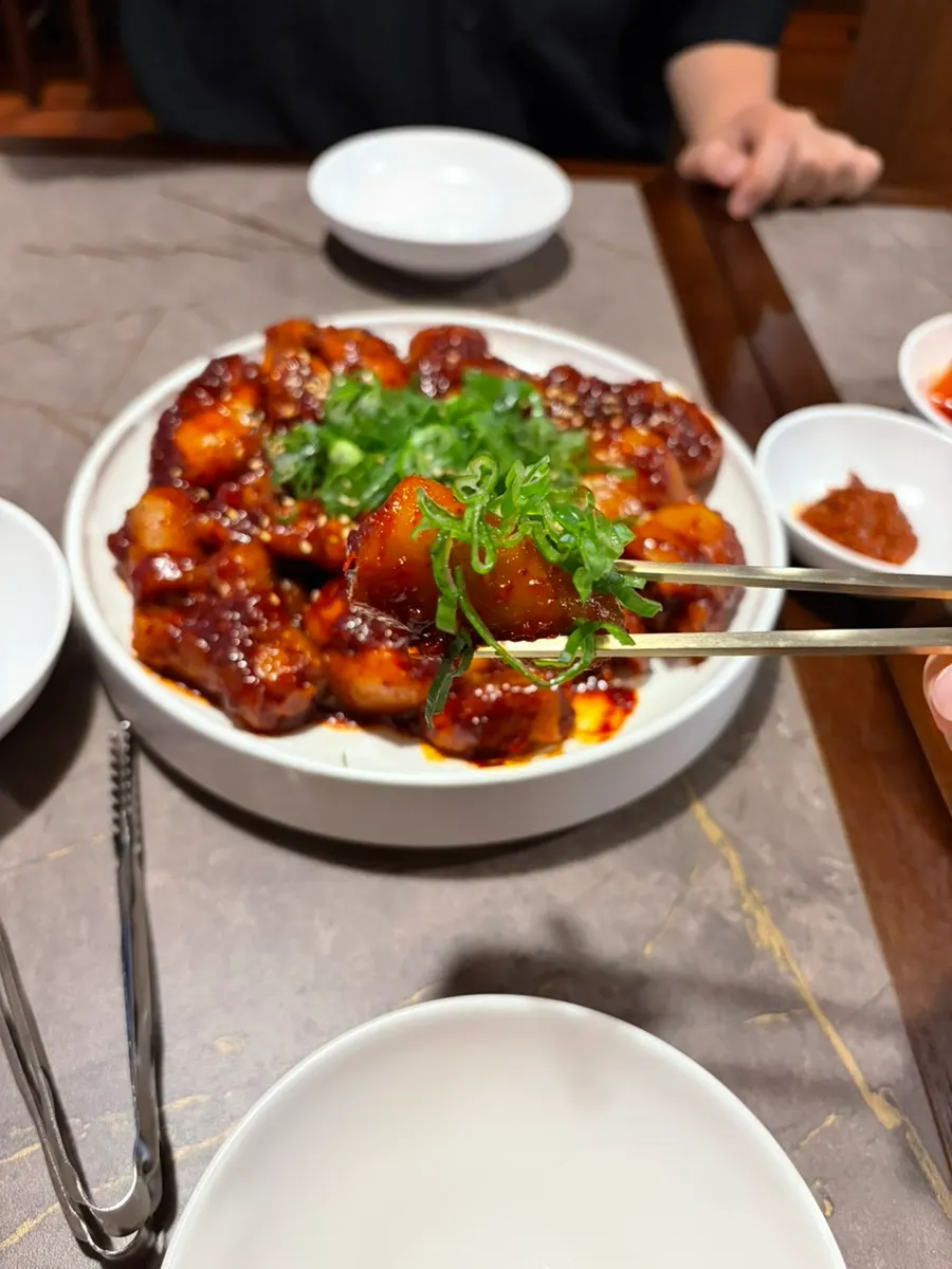 Đĩa kim chi được refill thêm