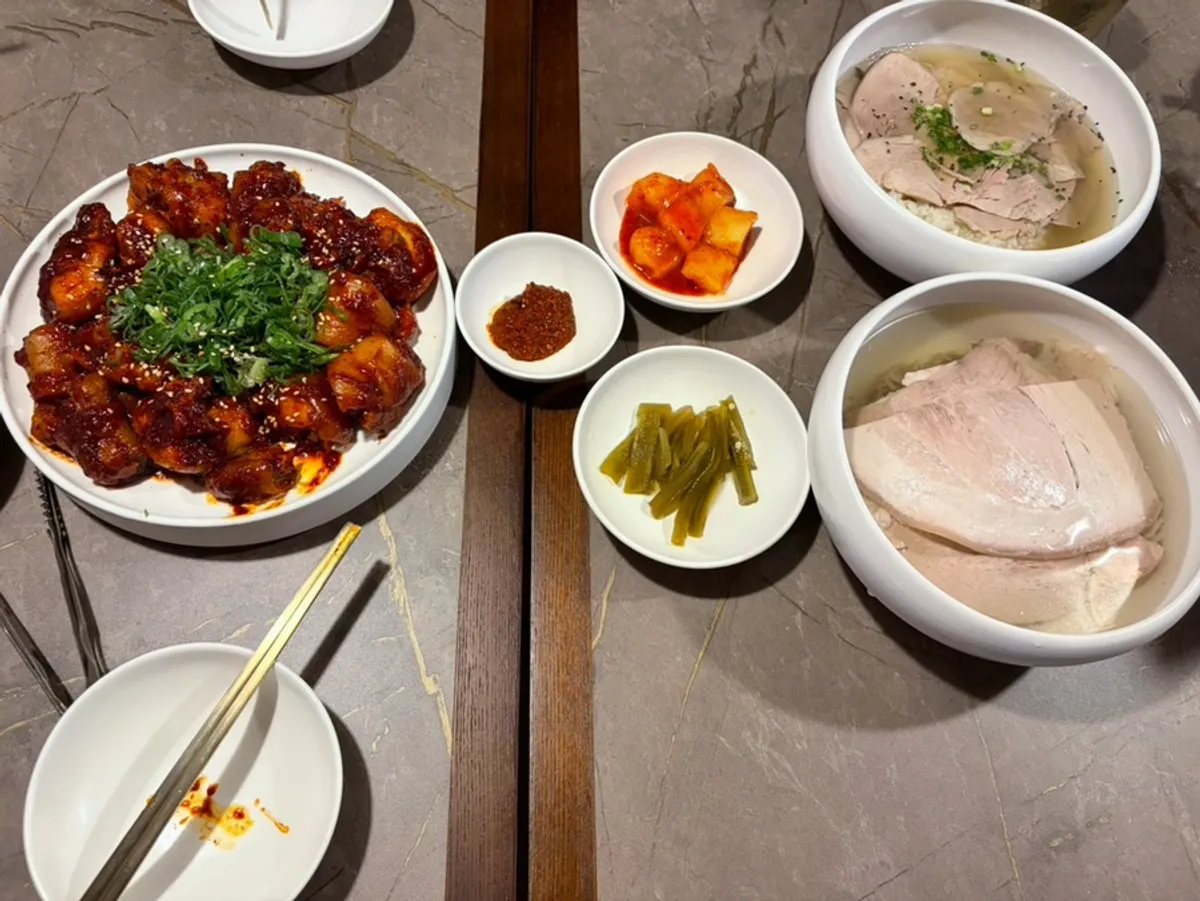 Đĩa đuôi heo hầm rắc hành lá