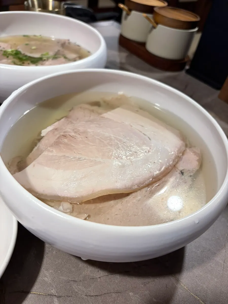 Tô Pyongyang naengmyeon đầy thịt