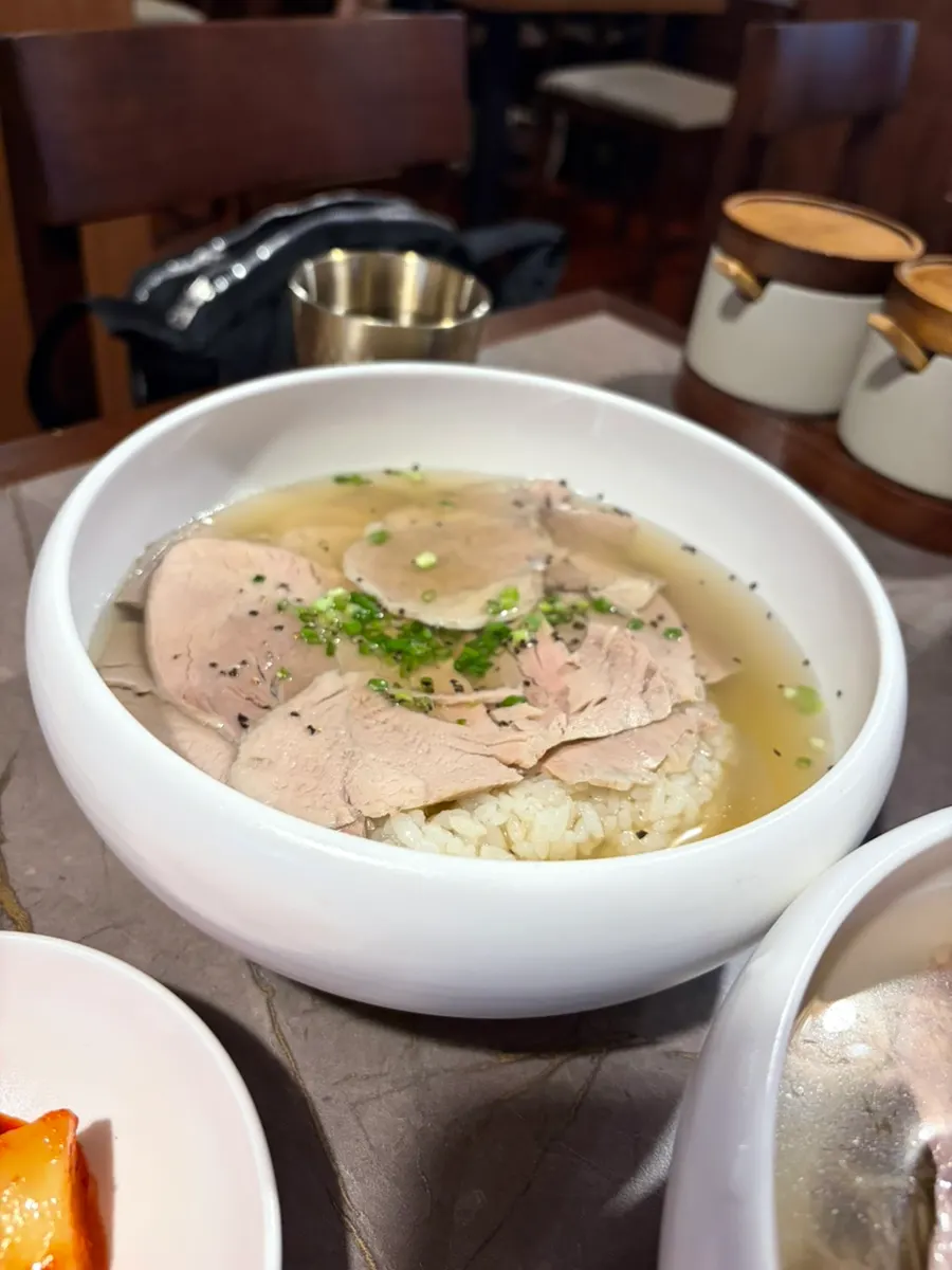 Gomtang trong rắc tiêu ăn kèm cơm