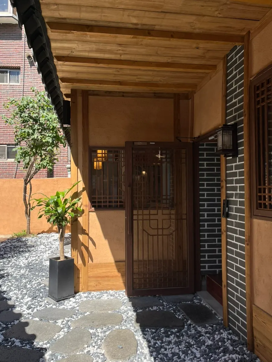 The hanok-style exterior atmosphere at Anok