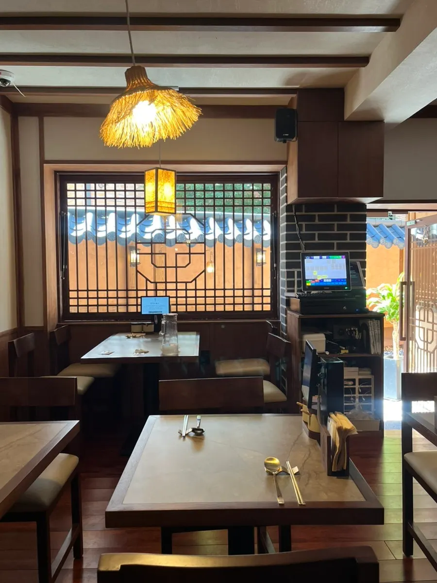 Table seating inside Anok