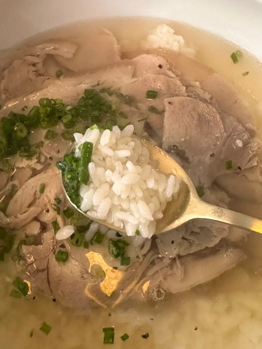 A bowl of clear gomtang with transparent broth