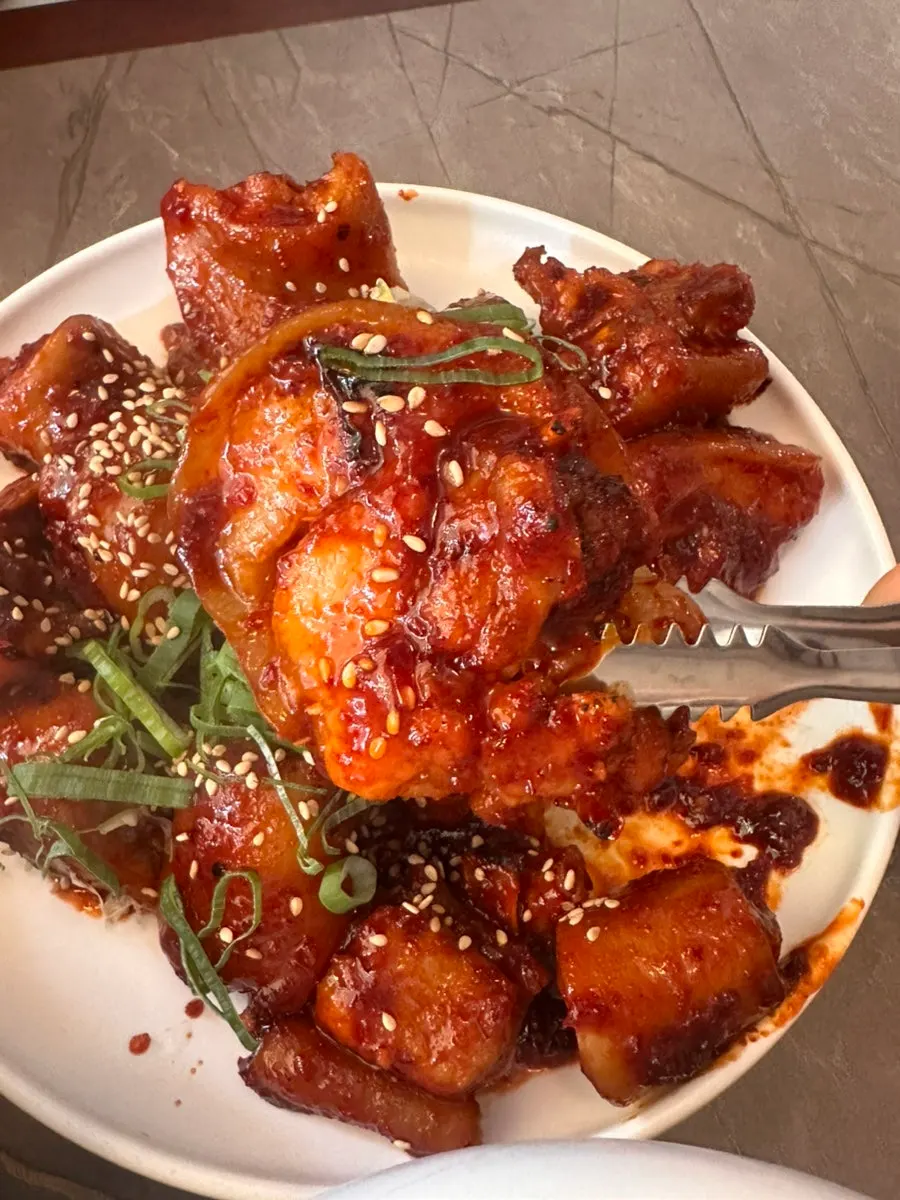 Braised pork tail with scallions and garlic