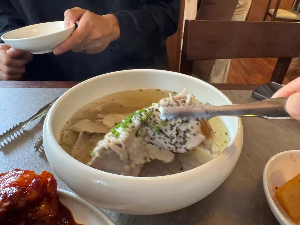 Trying Anok's pork tail jjim for the first time
