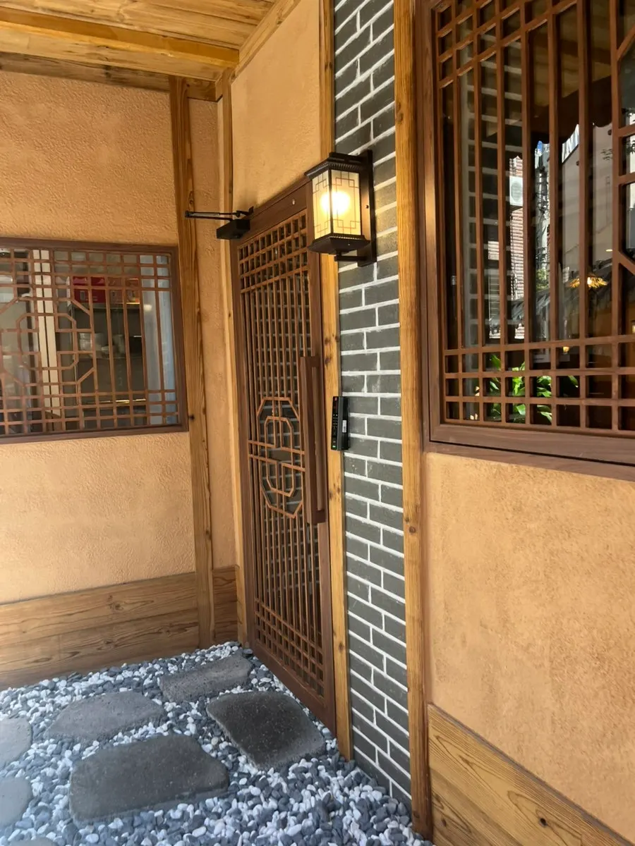 Waiting area in front of Anok's entrance
