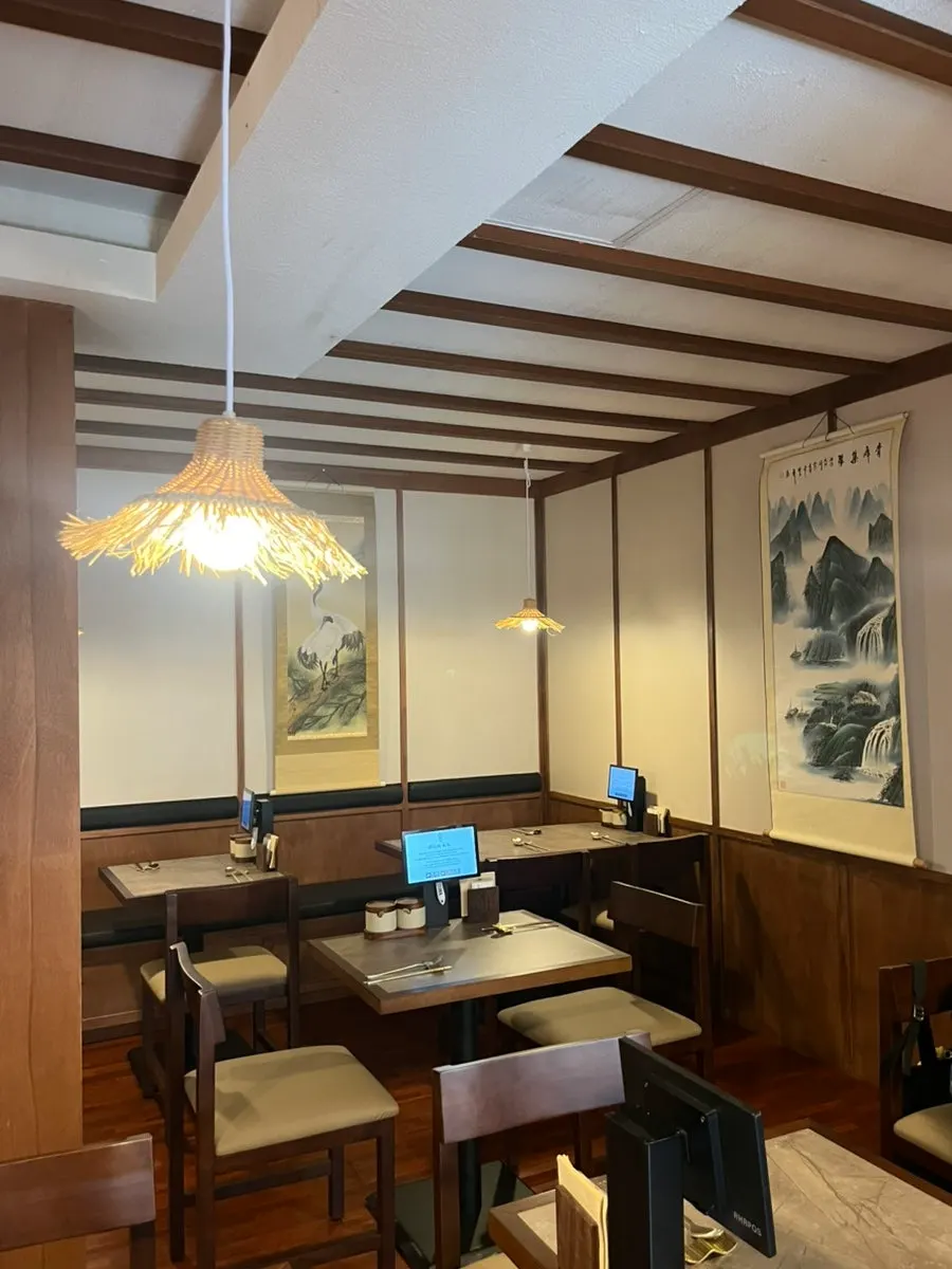 Anok's waiting area and hanok courtyard