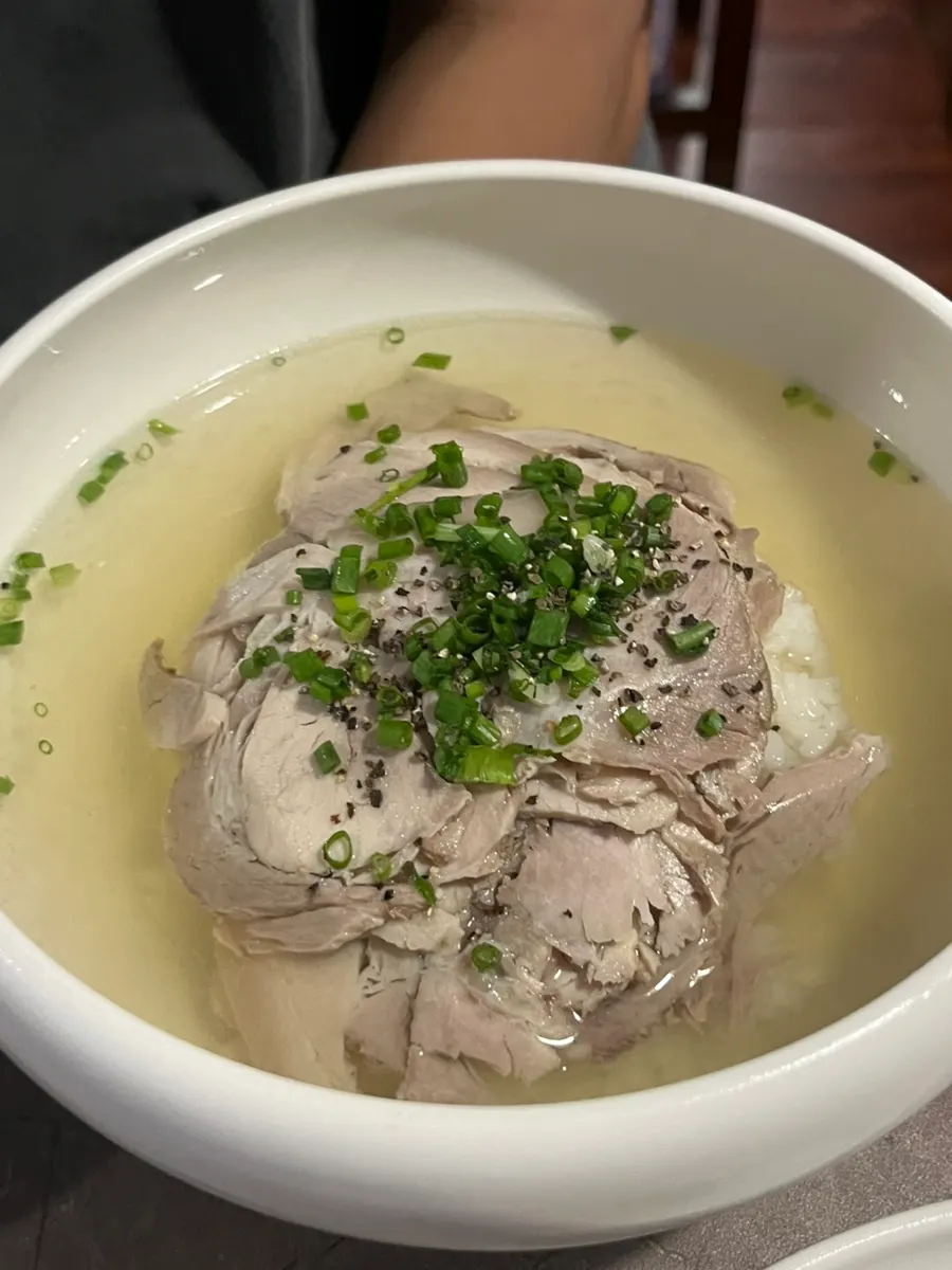 Lifting up noodles and meat from the Pyongyang naengmyeon