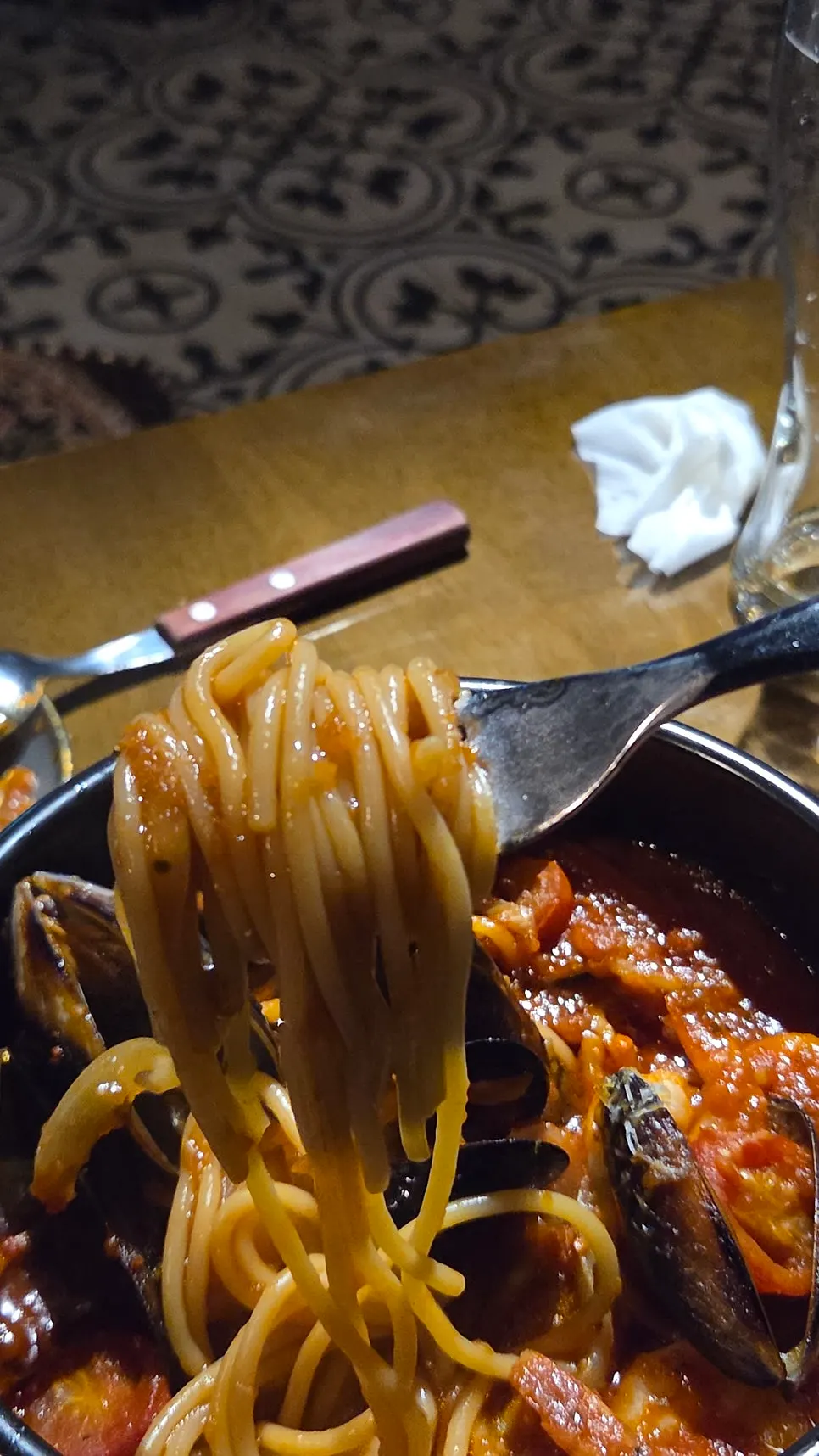 뚝배기째 끓어 나온 얼큰 뚝배기 파스타