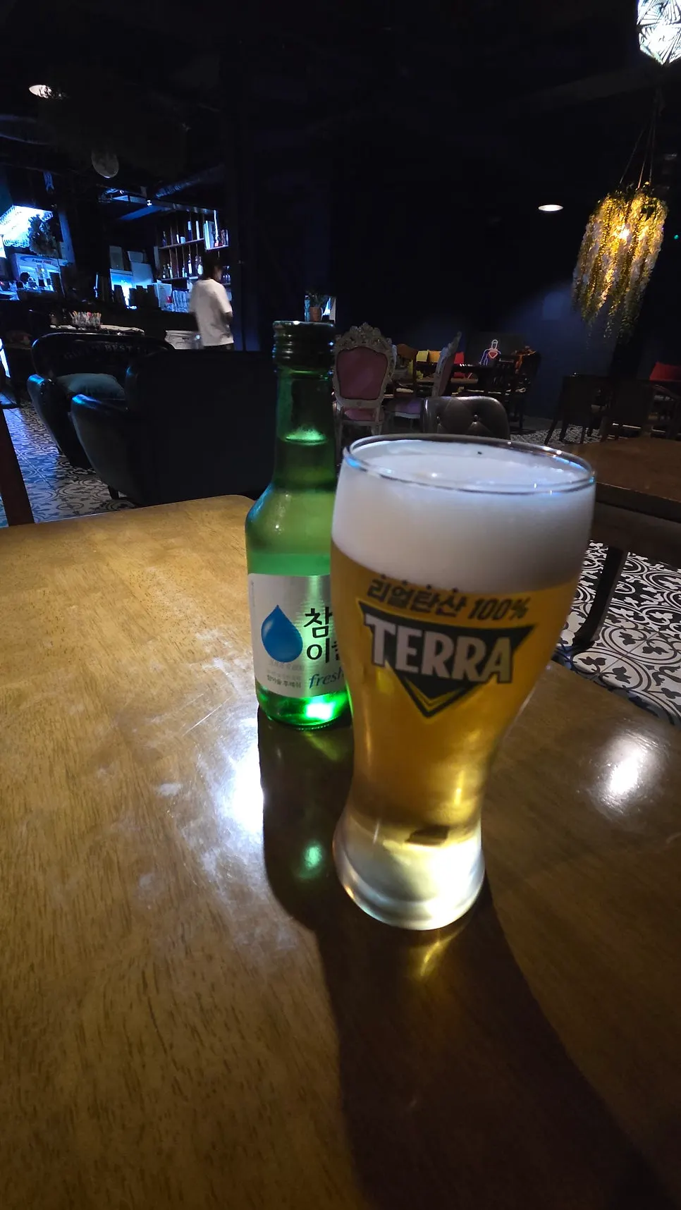 테라 생맥주 잔과 안주