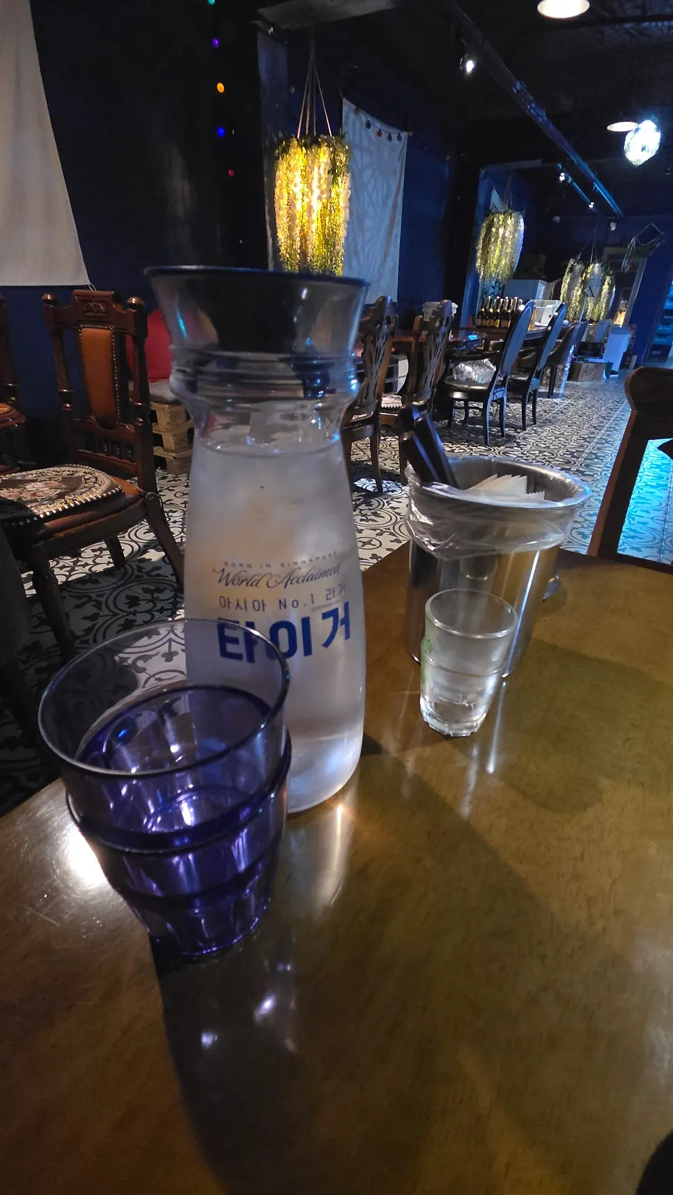 수제 안주가 올라간 술상