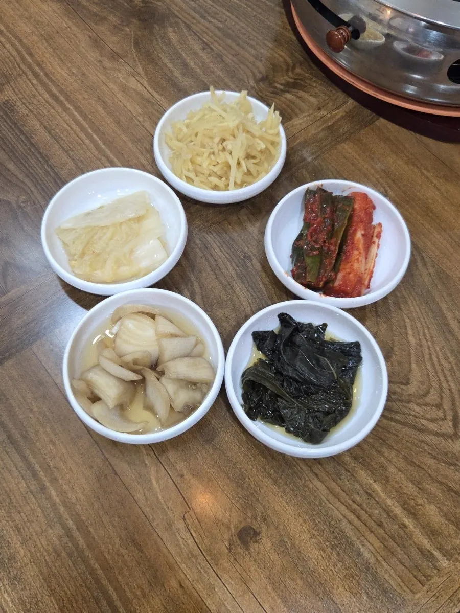 장어와 곁들이는 기본 반찬 상차림
