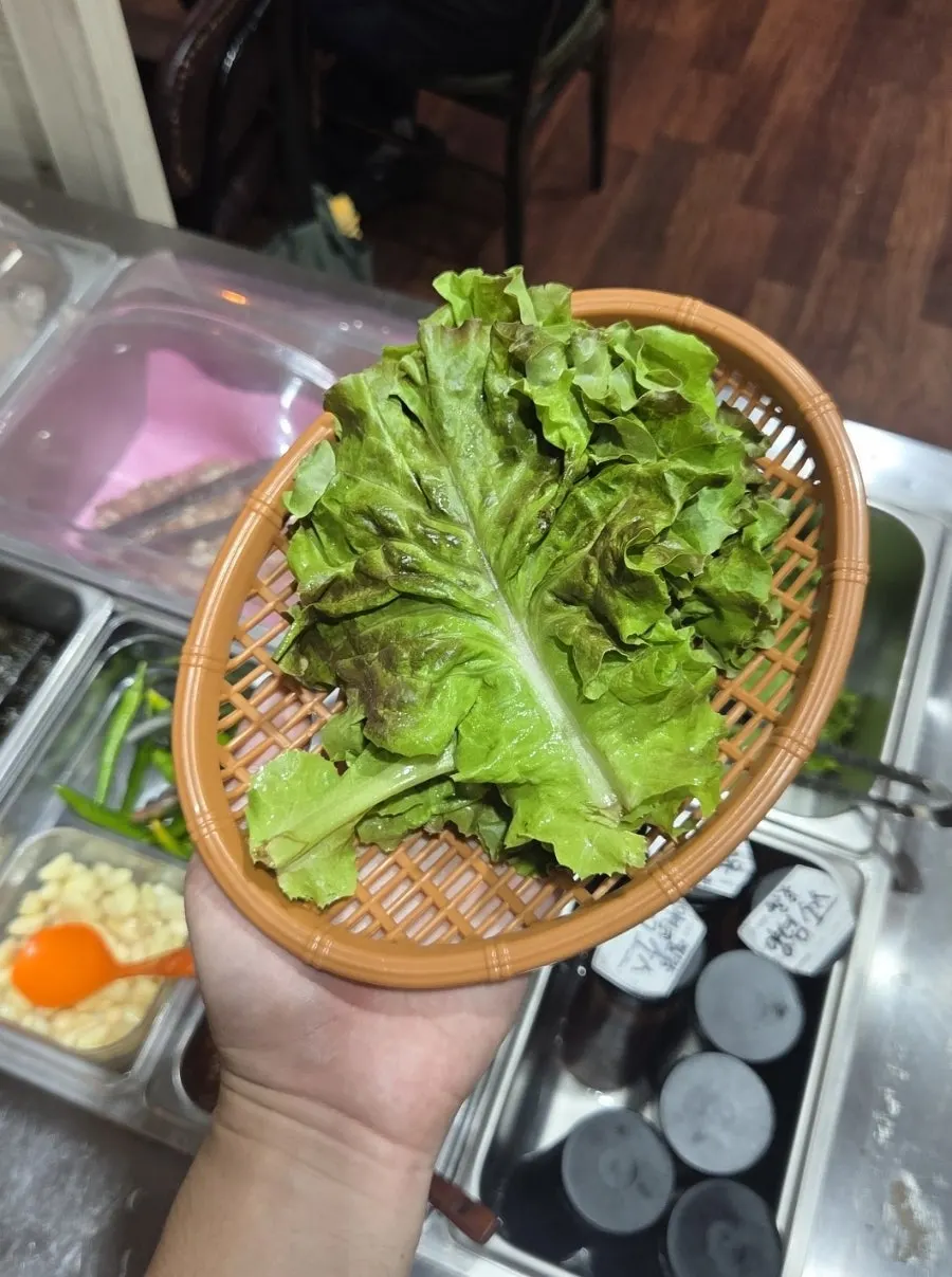 백김치와 생강채 등 기본찬