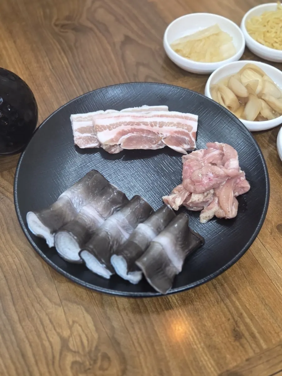 셀프바에서 가져온 상추와 채소