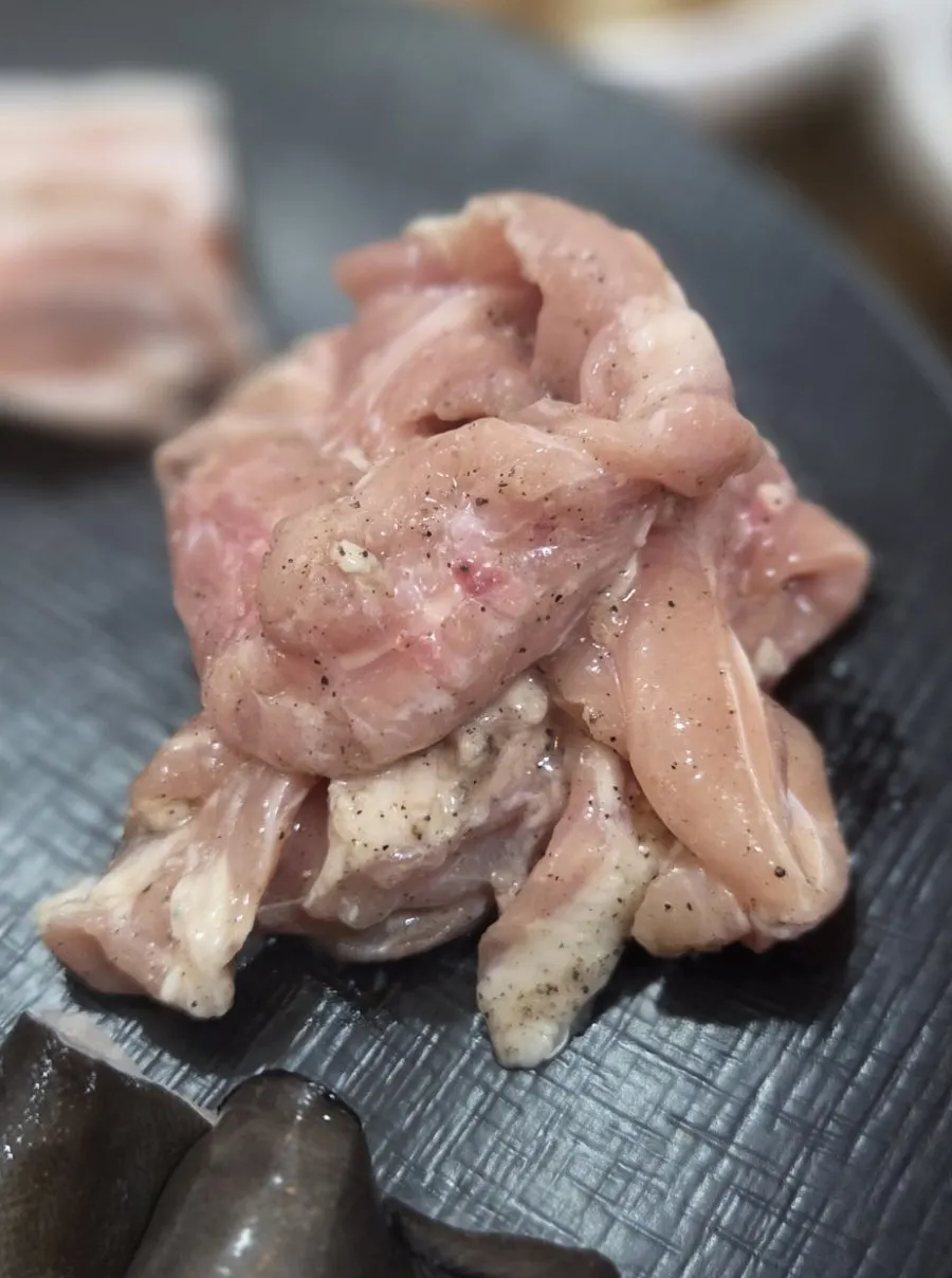 장어와 닭목살, 삼겹살이 담긴 첫 접시