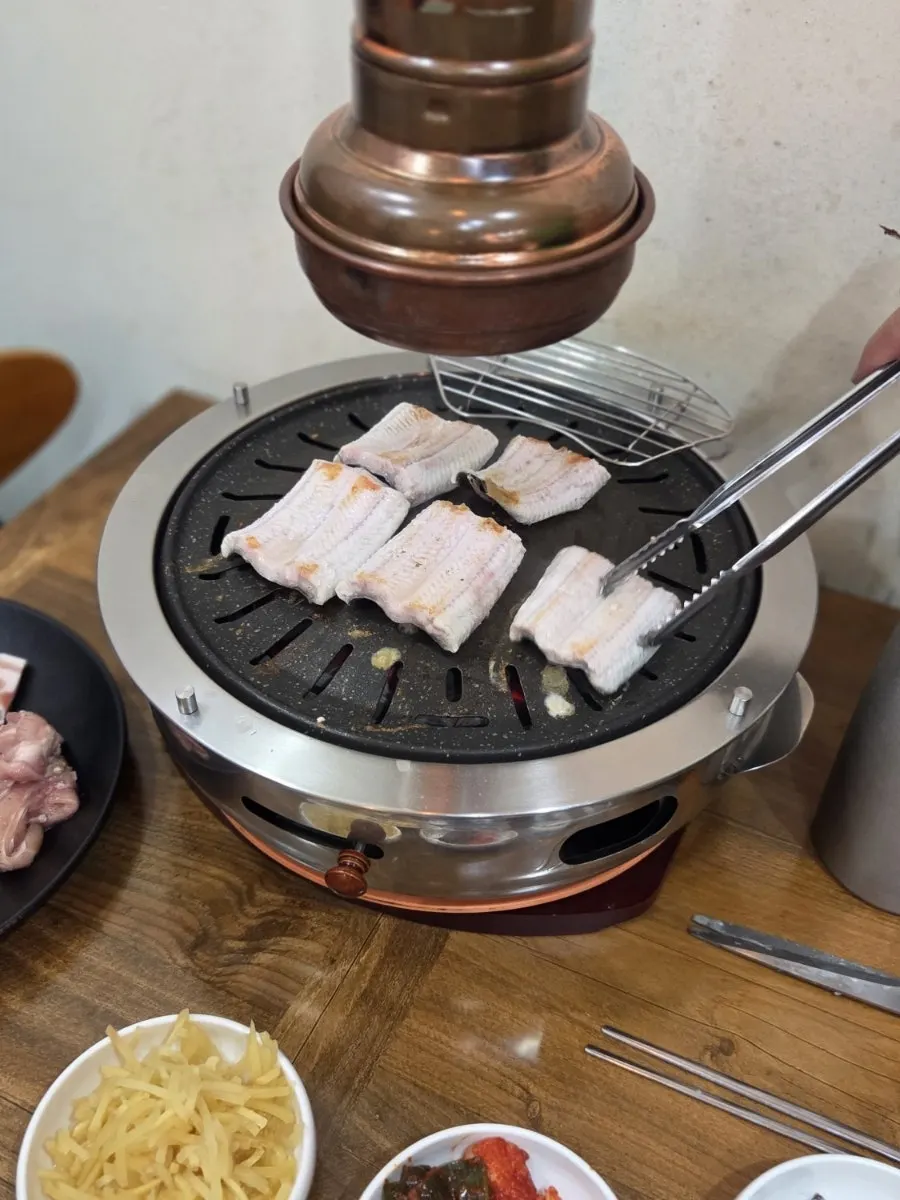 불판 위에서 노릇하게 익는 장어