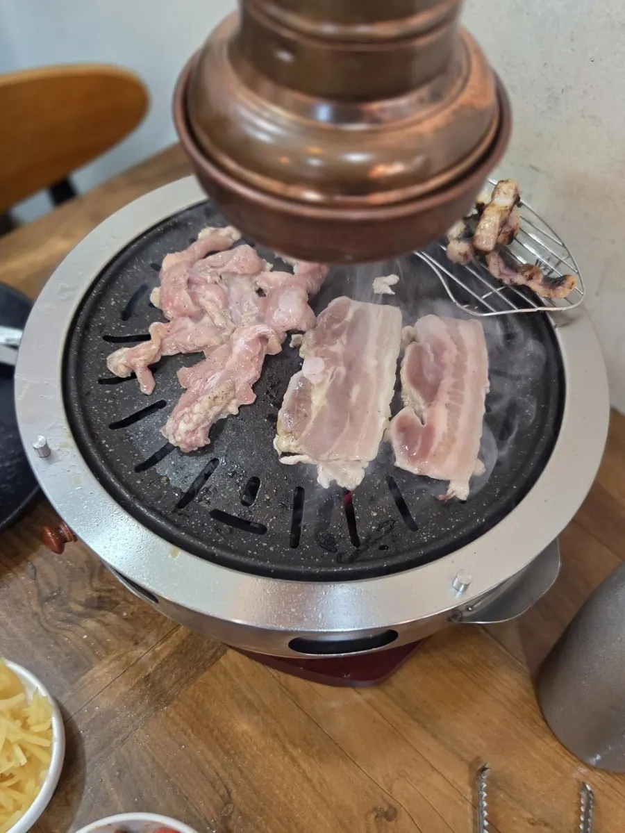 상추에 장어와 생강채를 올린 쌈