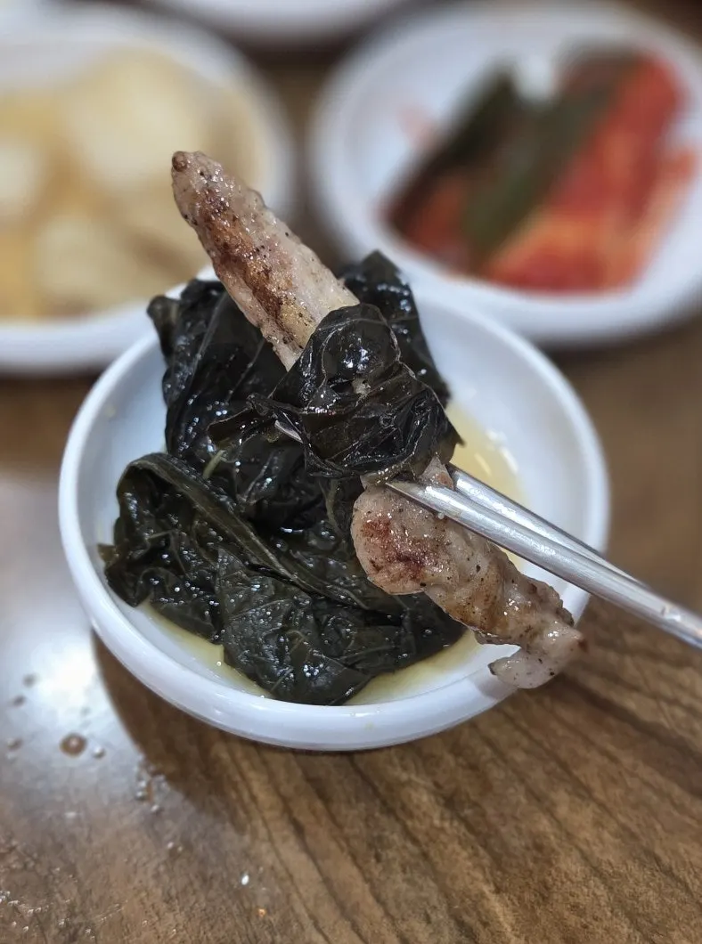 불판에 함께 구워지는 닭목살