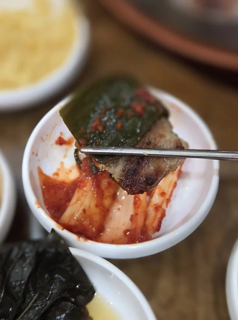 두툼하게 썰린 삼겹살 구이