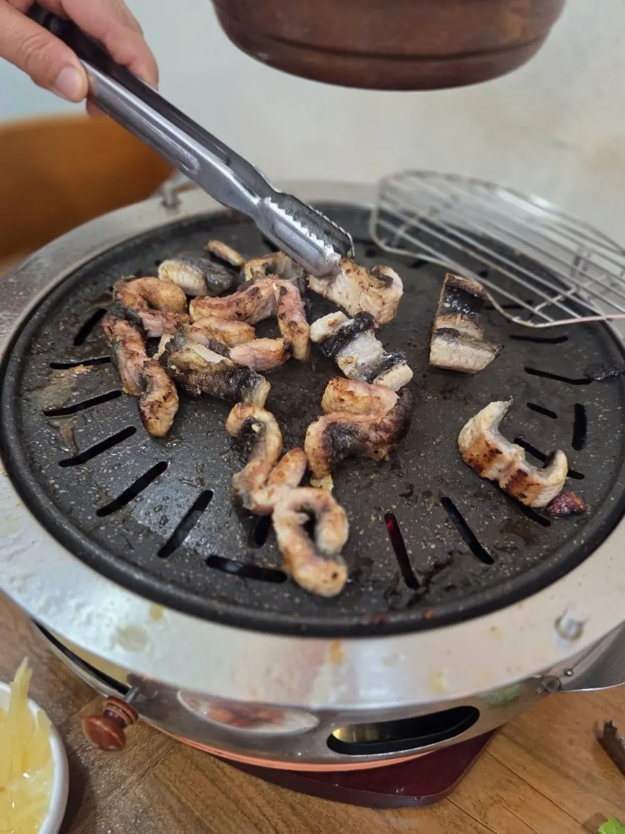 장어와 기본찬을 곁들인 한 상