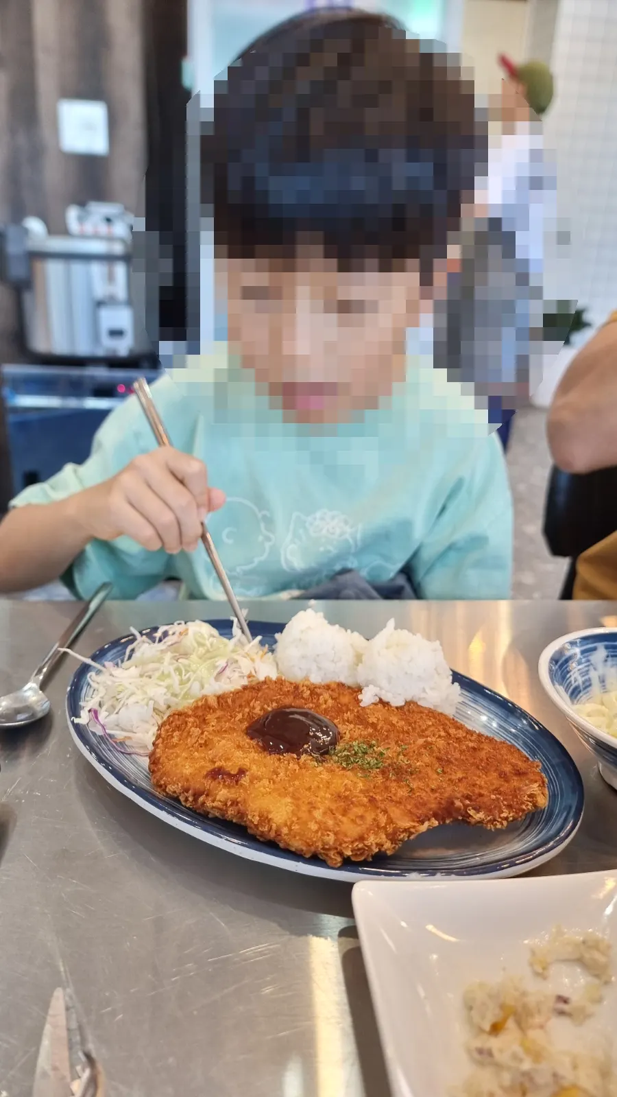 아이를 위해 주문한 어린이 돈까스