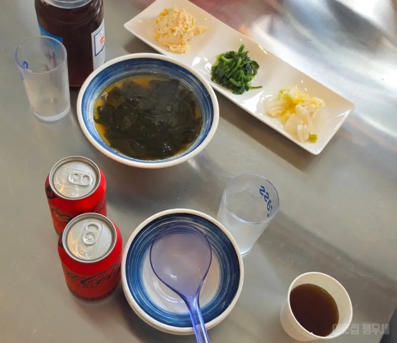 Seasonal assorted sashimi and hoe-deopbap on the menu