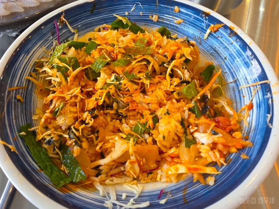 Hoe-deopbap loaded with raw fish