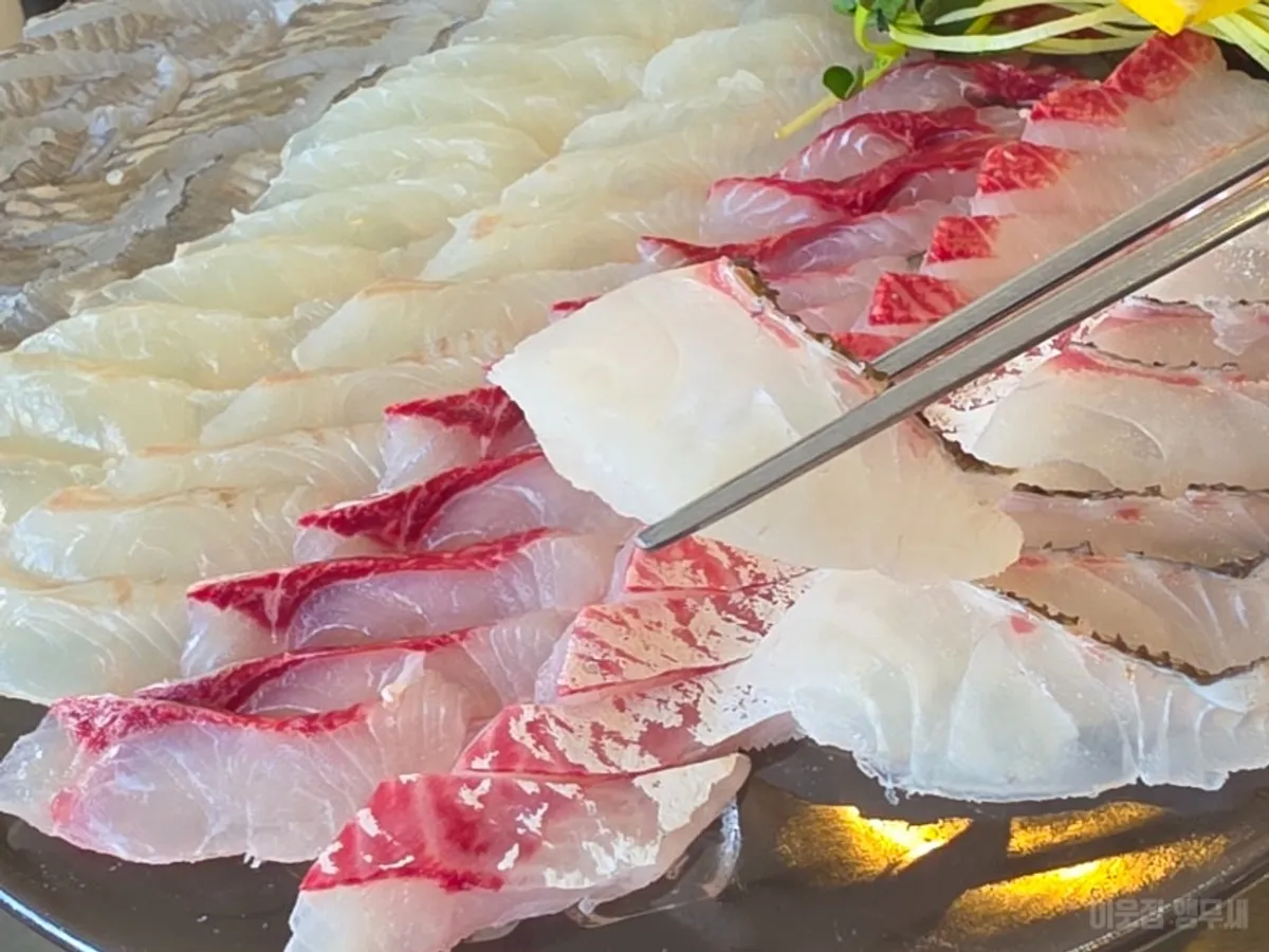 Hoe-deopbap full of raw fish