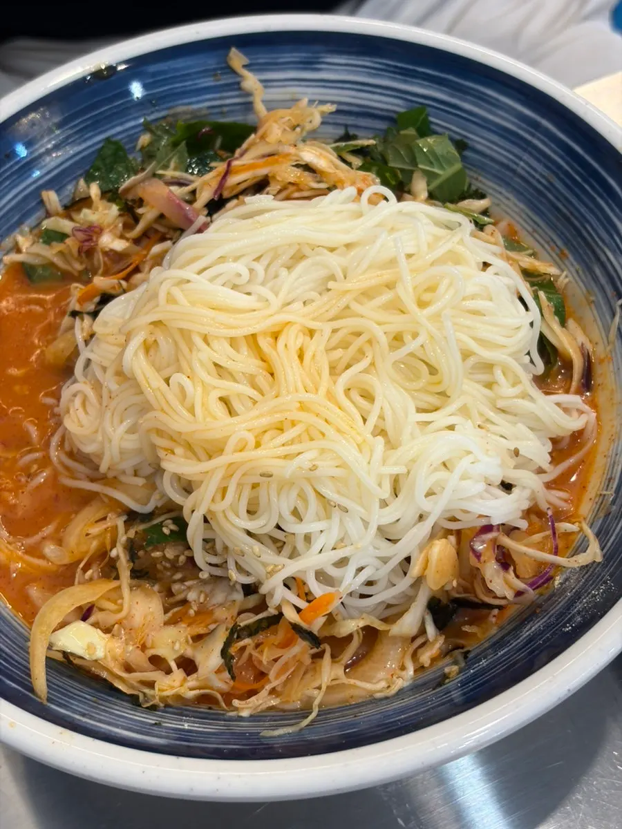 Live fish mulhoe before choosing somyeon noodles