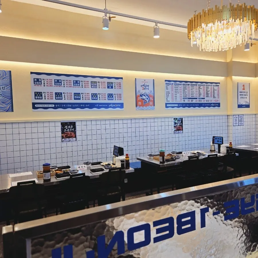 Bright and tidy restaurant interior