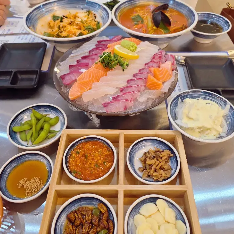 Introduction to a sashimi restaurant visit on Bandal Island in Ansan
