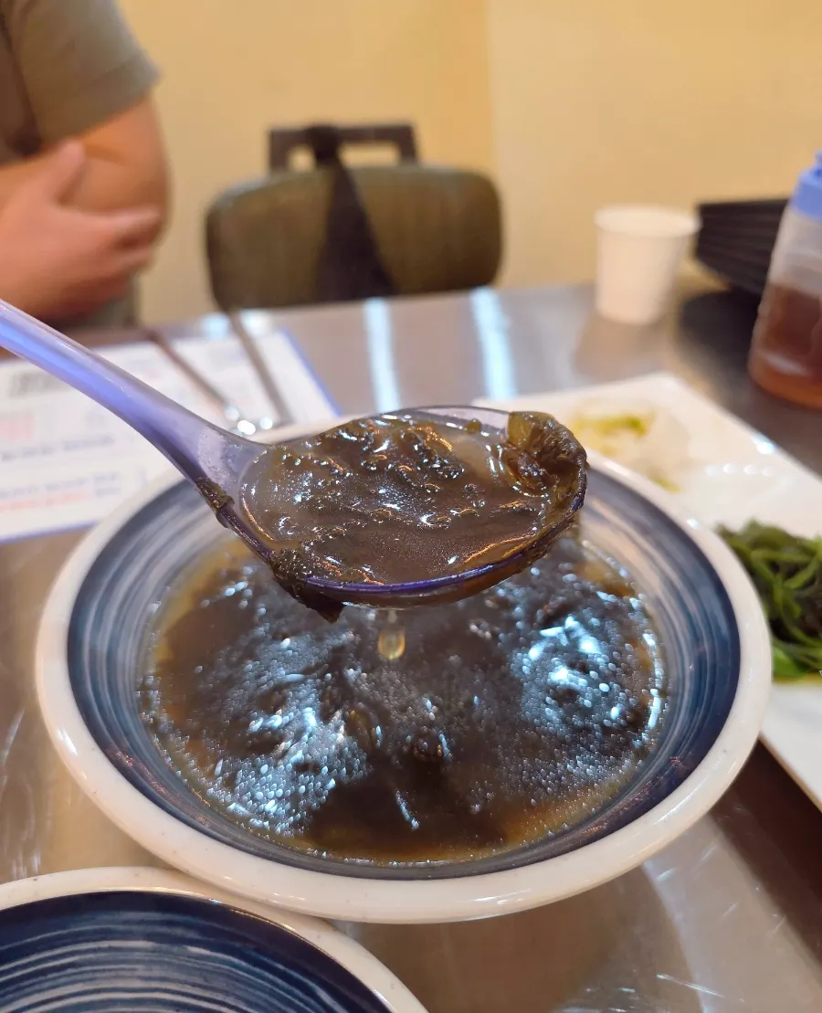 Rich and savory seaweed soup side dish