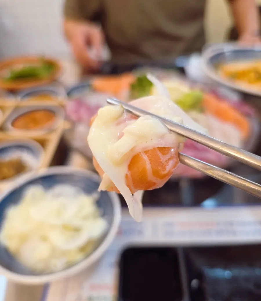 Thickly sliced salmon sashimi