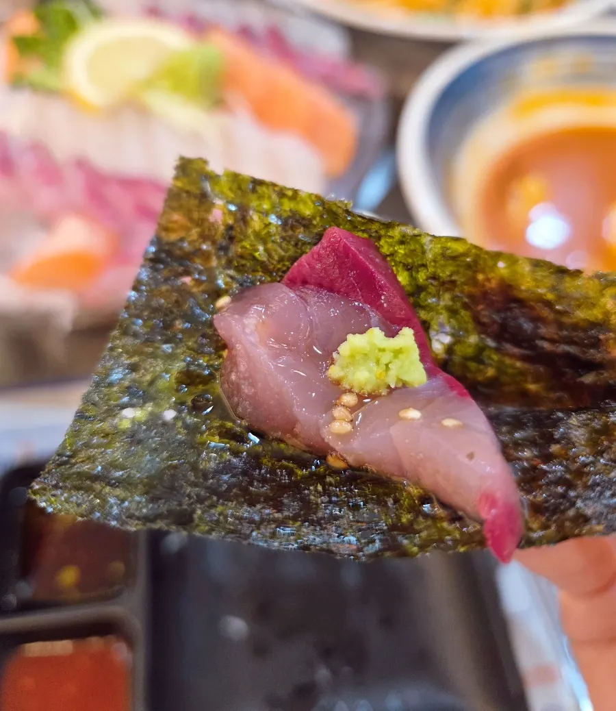 Young yellowtail with sesame oil dip and roasted seaweed