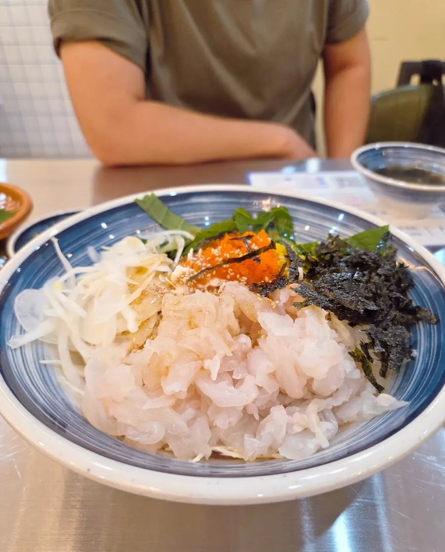 Hoe-deopbap topped generously with sashimi