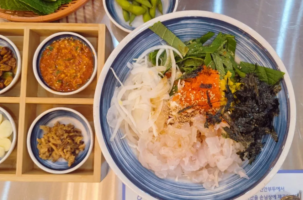 Generous bowl of hoe-deopbap