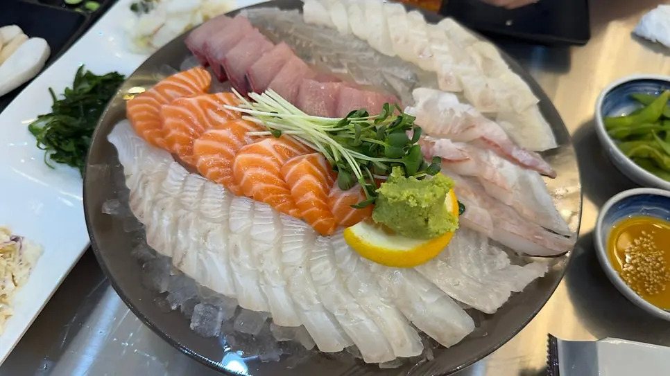 Eochongye 1beonji, an Ansan Bandal Island sashimi restaurant with delicious young yellowtail