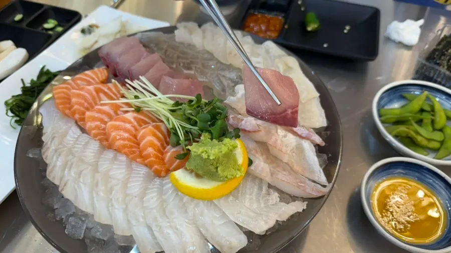 Eochongye 1beonji, an Ansan Bandal Island sashimi restaurant with delicious young yellowtail