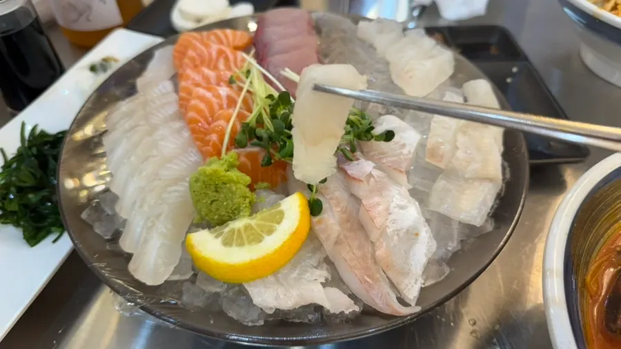Eochongye 1beonji, an Ansan Bandal Island sashimi restaurant with delicious young yellowtail