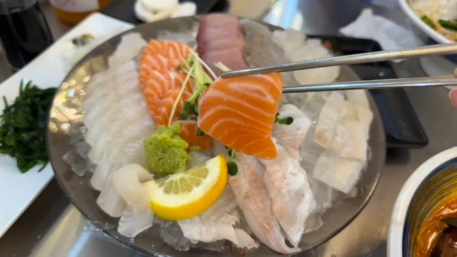 Eochongye 1beonji, an Ansan Bandal Island sashimi restaurant with delicious young yellowtail