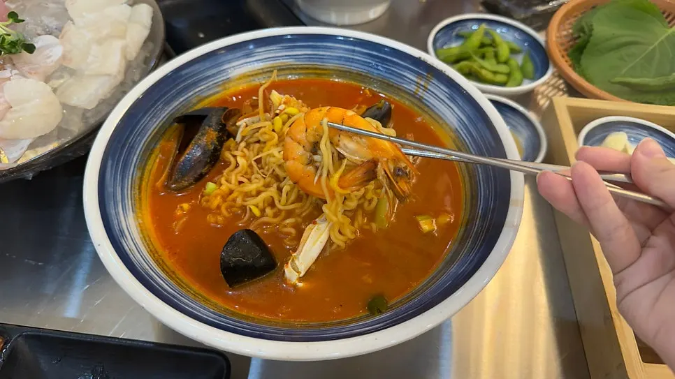 Eochongye 1beonji, an Ansan Bandal Island sashimi restaurant with delicious young yellowtail