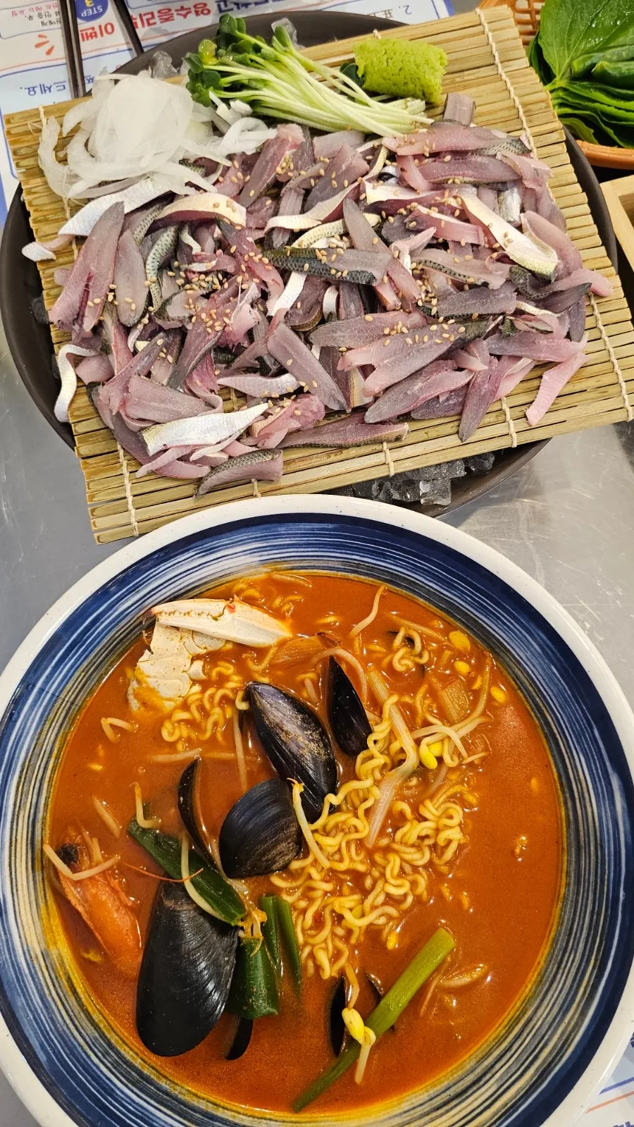 전어회와 꽃게 해물라면 한 상