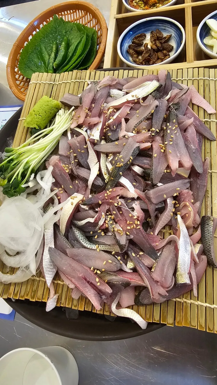 양 많은 가을 전어회 한 접시