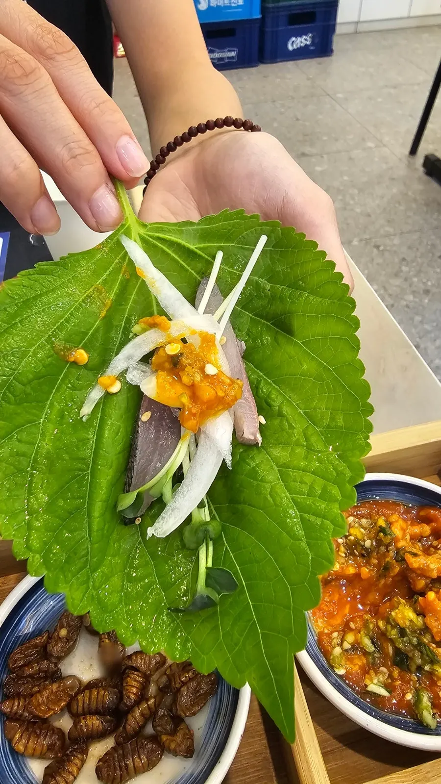 전어회와 기본 상차림이 함께 놓인 테이블