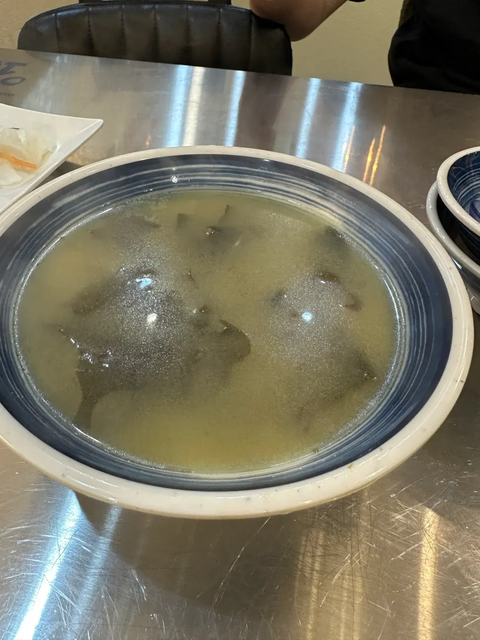 뚝배기에 담겨 나온 따끈한 미역국