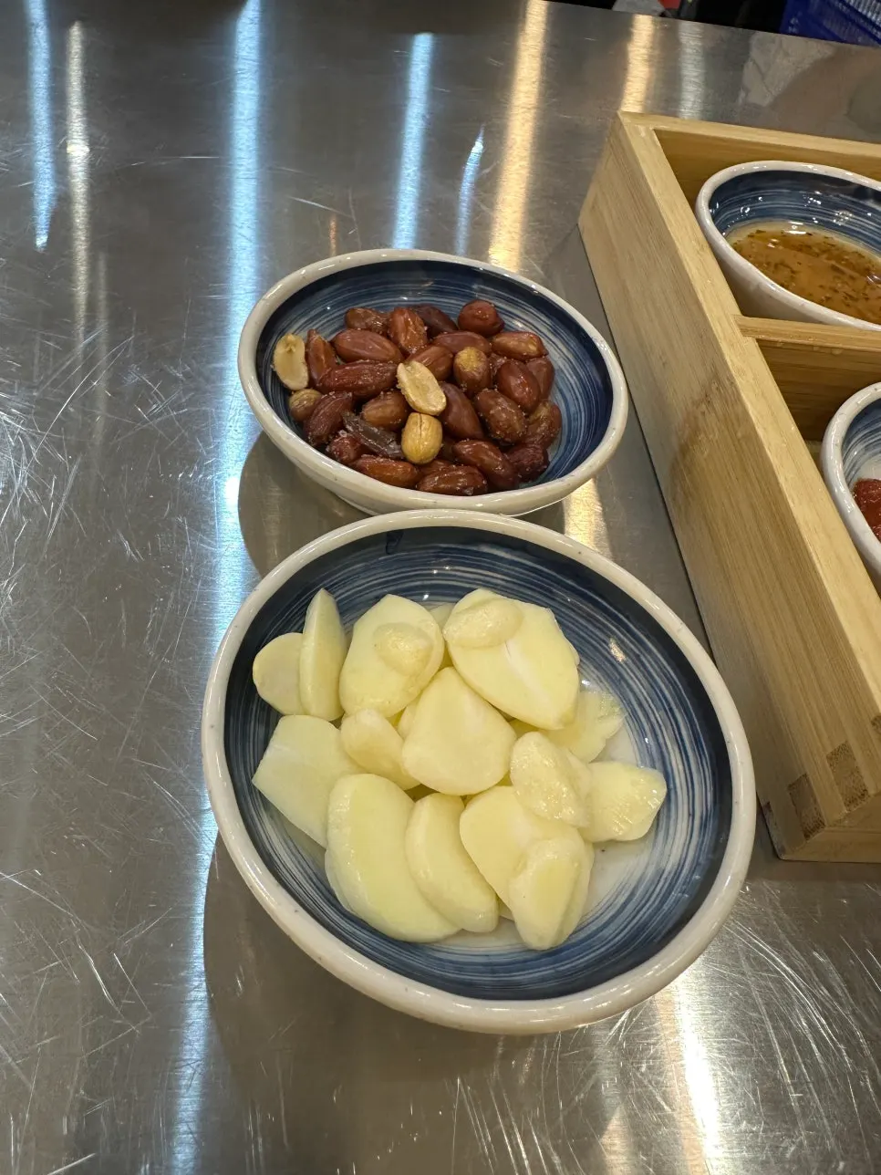 고소하게 볶아낸 볶음 땅콩 기본찬