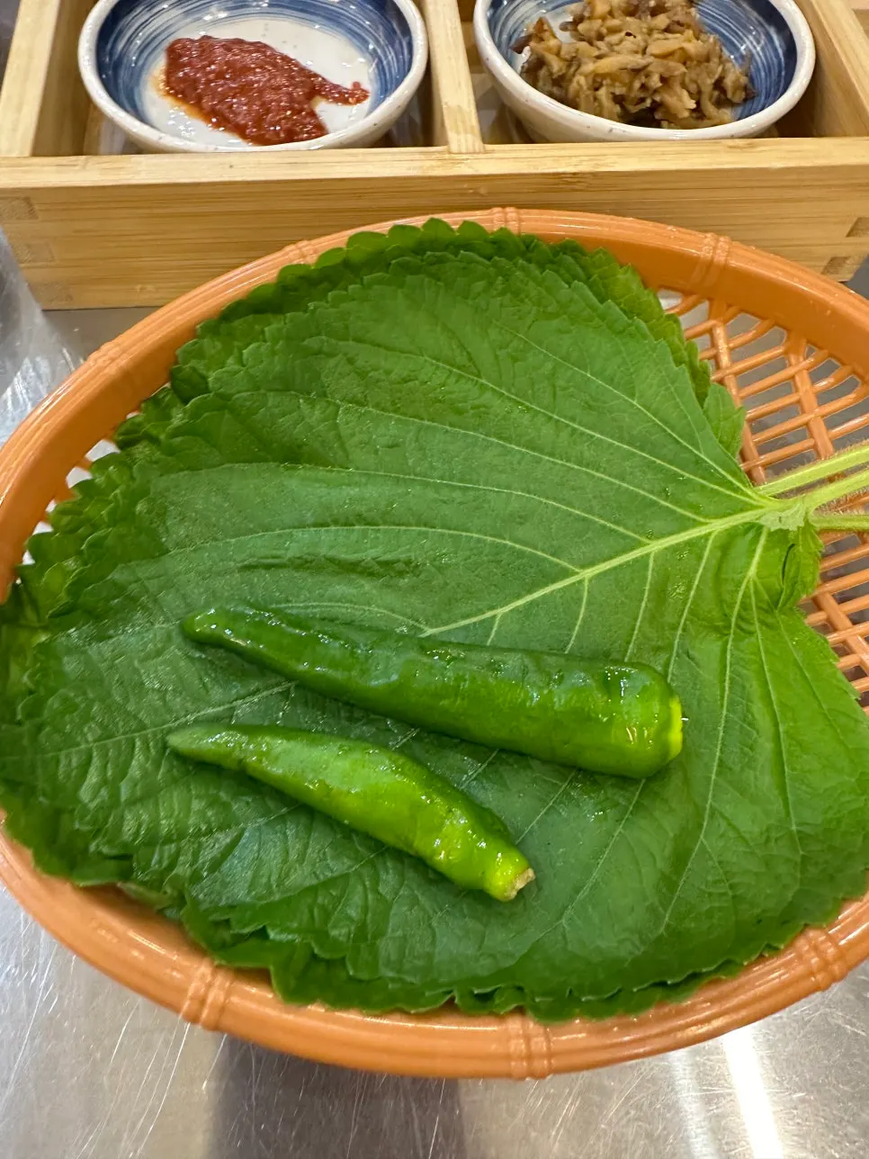 파릇파릇한 상추와 깻잎 쌈 채소